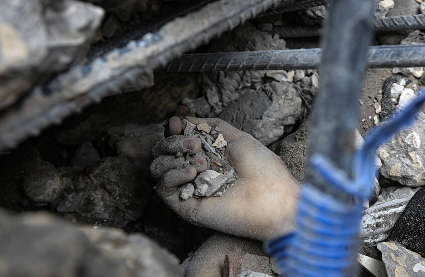 مراسلنا: مقتل 6 فلسطينيين بغارة إسرائيلية على مدرسة تؤوي نازحين بمخيم جباليا