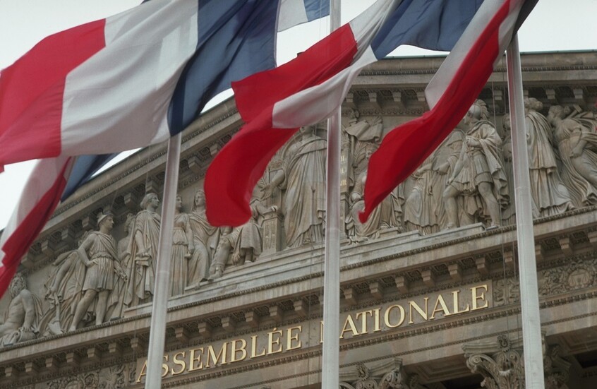 سياسي فرنسي يدعو ماكرون إلى وقف تمويل كييف وتركيز الإنفاق على الأمن الداخلي