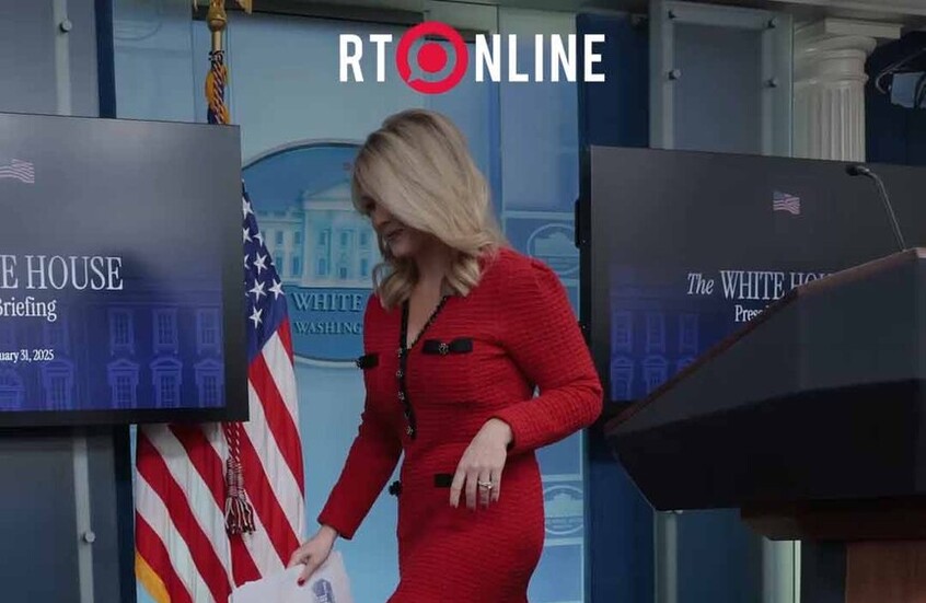 صُنع في الصين.. جدل كبير حول فستان المتحدثة باسم البيت الأبيض بعد تصريح لقنصل صيني