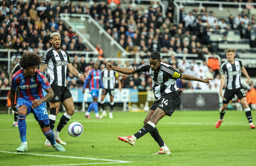 الدوري الإنجليزي.. نيوكاسل يكتسح كريستال بالاس ويقبض على المركز الثالث