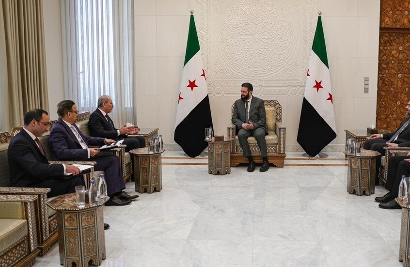 الصفدي يبحث مع الشرع العلاقات الثنائية وينقل رسالة من ملك الأردن