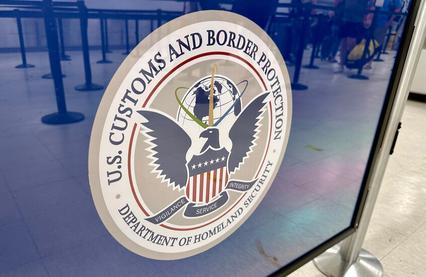 حاكم فلوريدا يواجه انتقادات بعد تطبيق قانون الهجرة على مواطن مولود في أمريكا