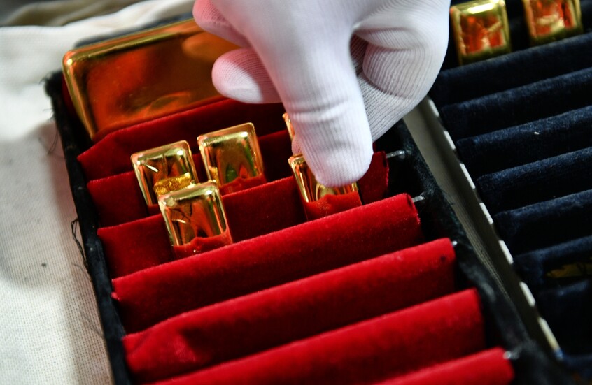 الذهب فوق مستوى 3300 دولار للأونصة