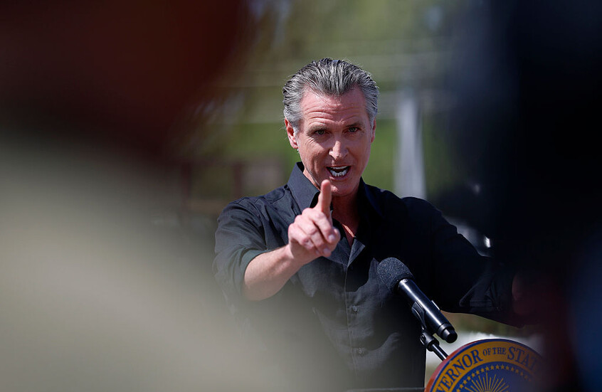 حاكم كاليفورنيا يتعهد بمقاضاة إدارة ترامب بسبب تفكيك برنامج "أميريكوربس"