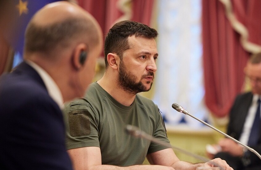 زيلينسكي يوقع قانون تمديد الأحكام العرفية والتعبئة العامة