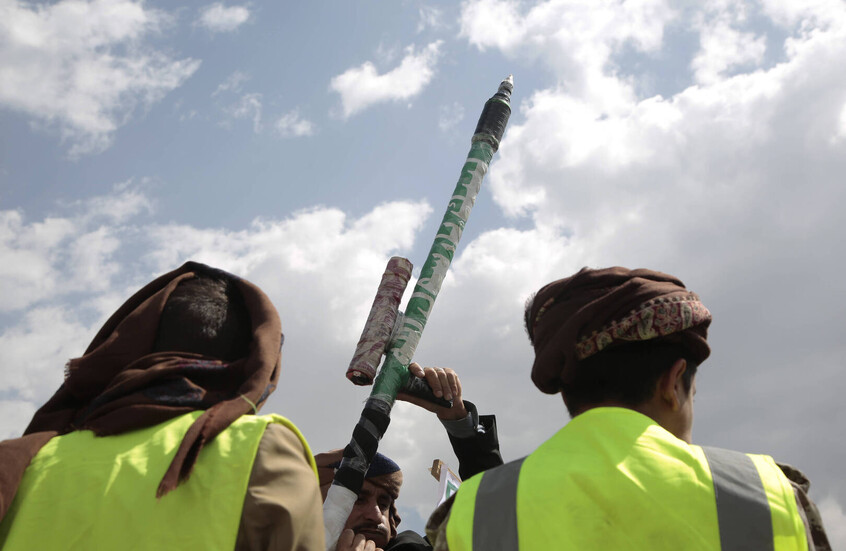 الحوثيون يعلنون استهداف حاملتي الطائرات "ترومان" و"فينسون" وإسقاط طائرة أمريكية مسيرة