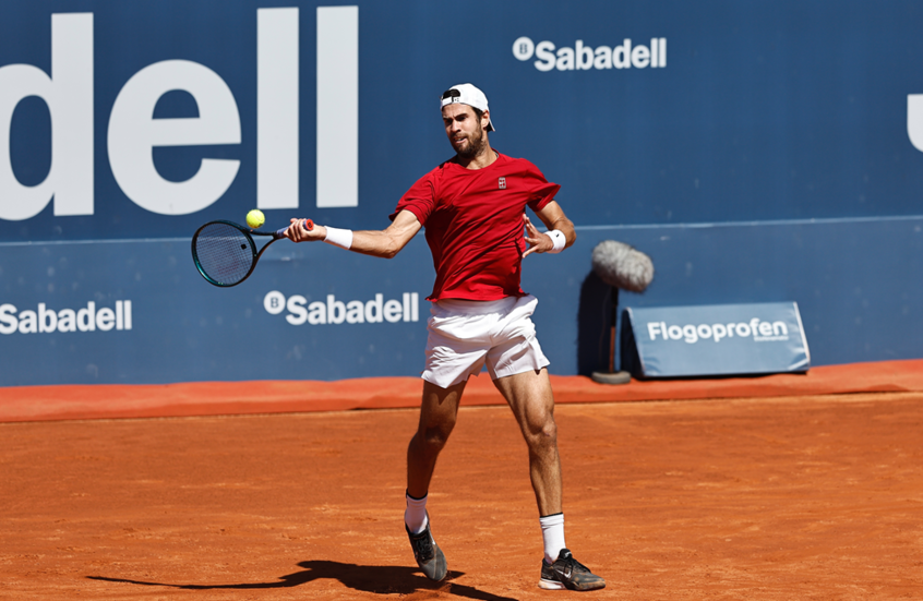 الروسي خاتشانوف يعبر إلى نصف نهائي بطولة برشلونة للتنس