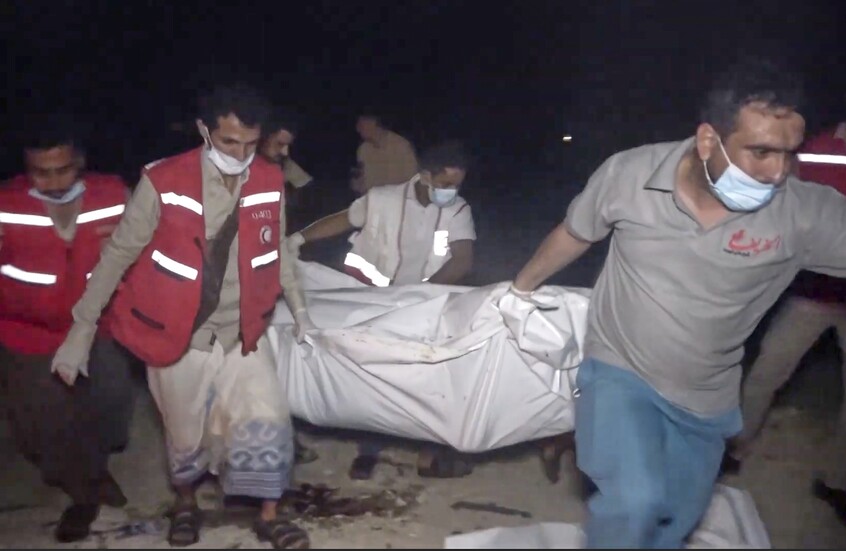 صور أقمار صناعية تظهر دبابات ومركبات دمرها قصف أمريكي في ميناء رأس عيسى اليمني