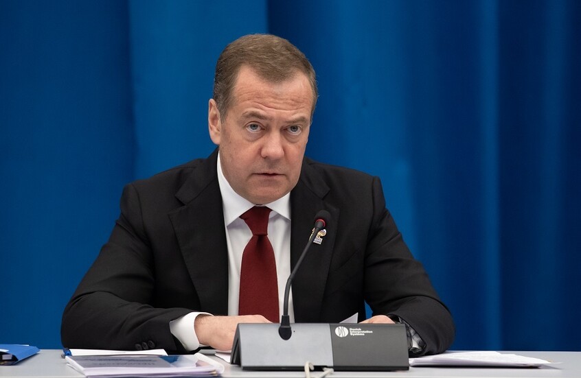 مدفيديف يدعو الاتحاد الأوروبي للتصرف بحكمة والسير على خطى واشنطن