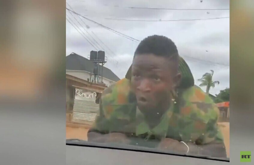 نيجيريا.. مشاجرة غريبة بين سائق وجندي