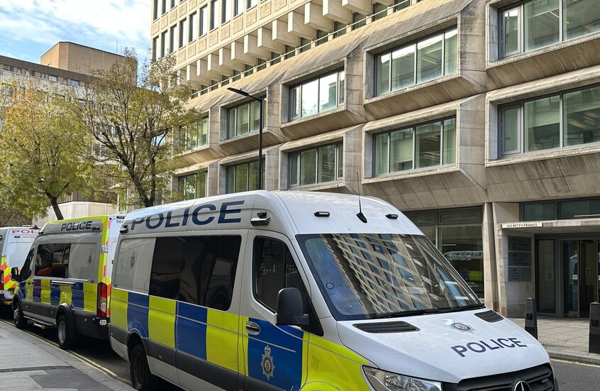 بريطانيا.. الشرطة تحتجز الأكاديمي العربي مكرم خوري مخول وتحقق معه (صورة)