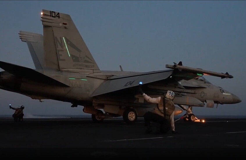 إعلام يمني: الجيش الأمريكي استهدف ميناء ومطار الحديدة بـ 13غارة