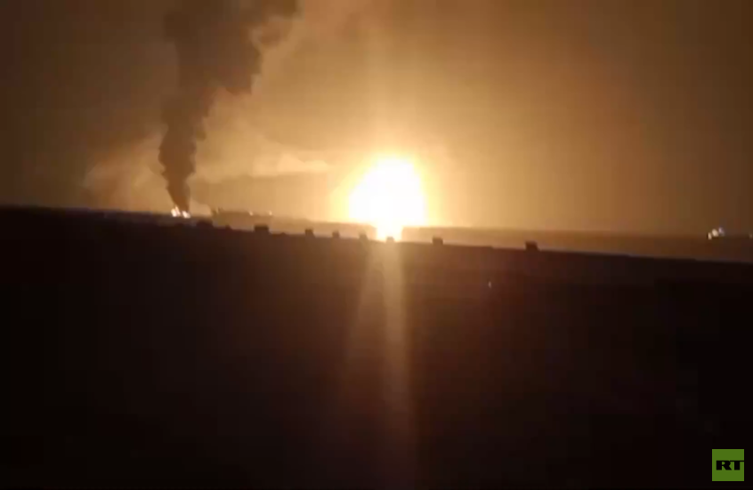 تحذير يمني من كارثة كبرى في البحر الأحمر بعد قصف أمريكي عنيف لميناء رأس عيسى