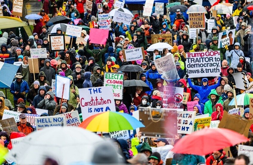 حركة "50501" الأمريكية تنظم احتجاجات واسعة ضد سياسات إدارة ترامب