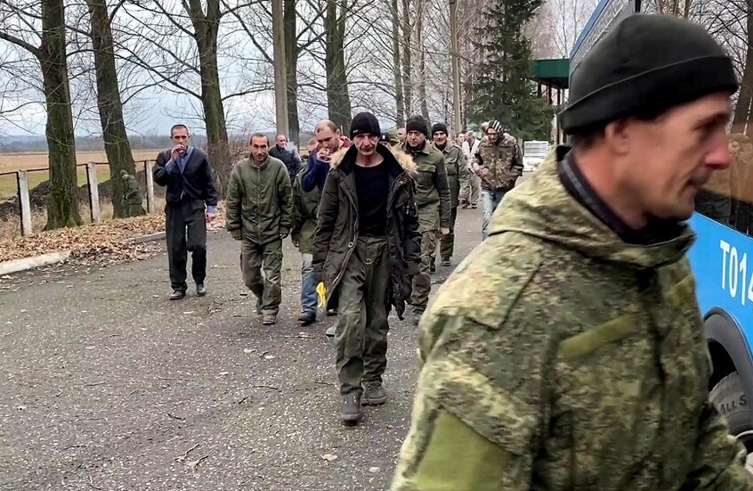 بوساطة إماراتية.. طائرة تقل أسرى روس تصل إلى موسكو ضمن عملية تبادل مع كييف