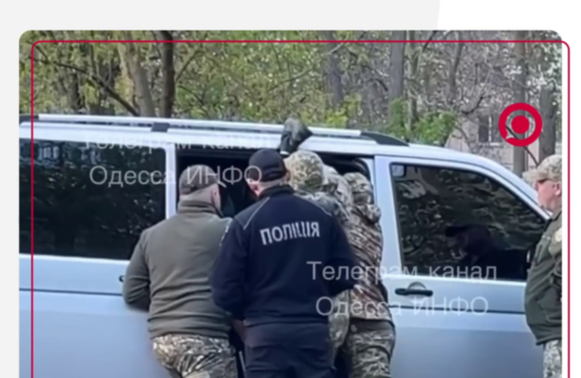 عناصر شعبة التجنيد بنظام كييف يجرّون رجلا وهو يصرخ طلبا للنجدة