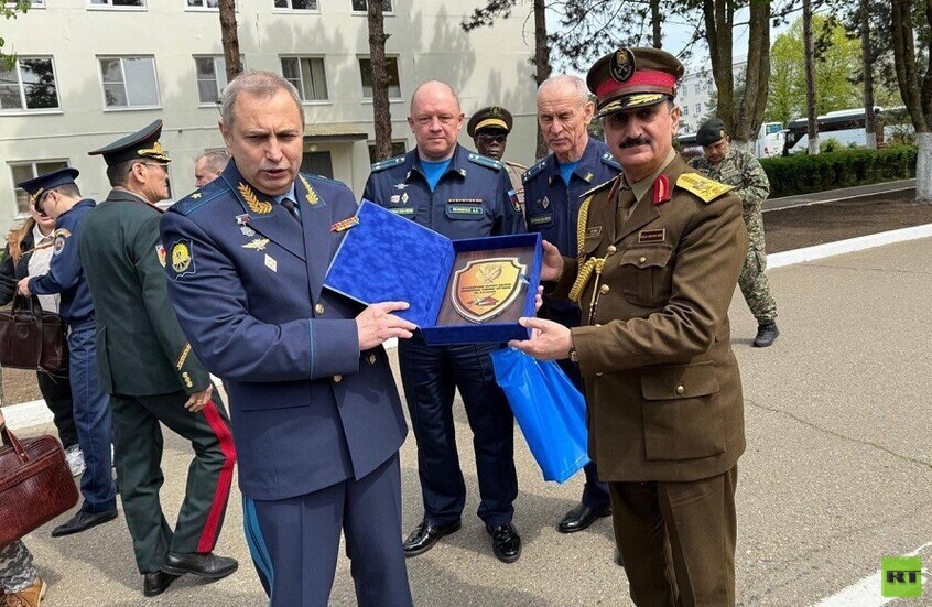 برئاسة ضابط عراقي.. وفد من الملحقين العسكريين الأجانب يزور كلية كراسنودار للطيران (صور+فيديو)