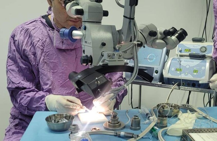 أطباء تونسيون ينجحون لأول مرة في زرع قرنية بتقنية دقيقة (صور)