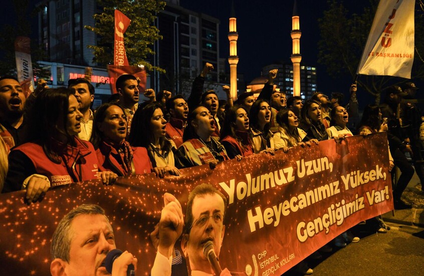 المعارضة في تركيا تجمع التواقيع من أجل انتخابات مبكرة والإفراج عن إمام أوغلو