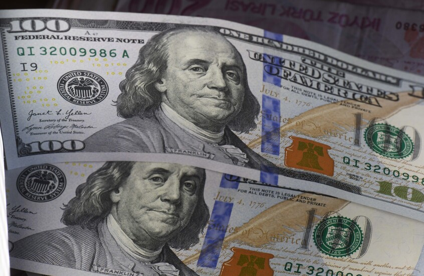 الدولار عند أدنى مستوى في 3 سنوات