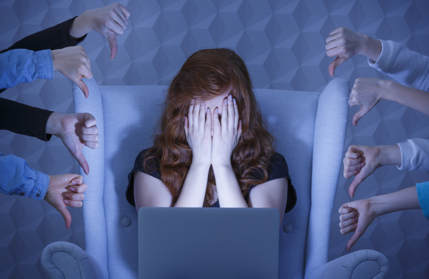 طريقة ذكية تساعد الأهل على اكتشاف تعرّض الأبناء للتنمر الإلكتروني