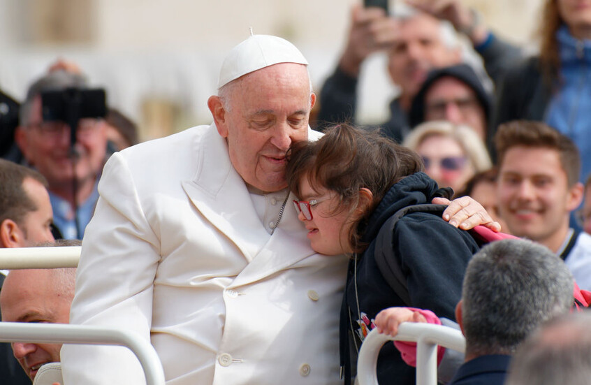 محطات كسر فيها البابا فرانسيس القواعد والصور النمطية (فيديو وصور)