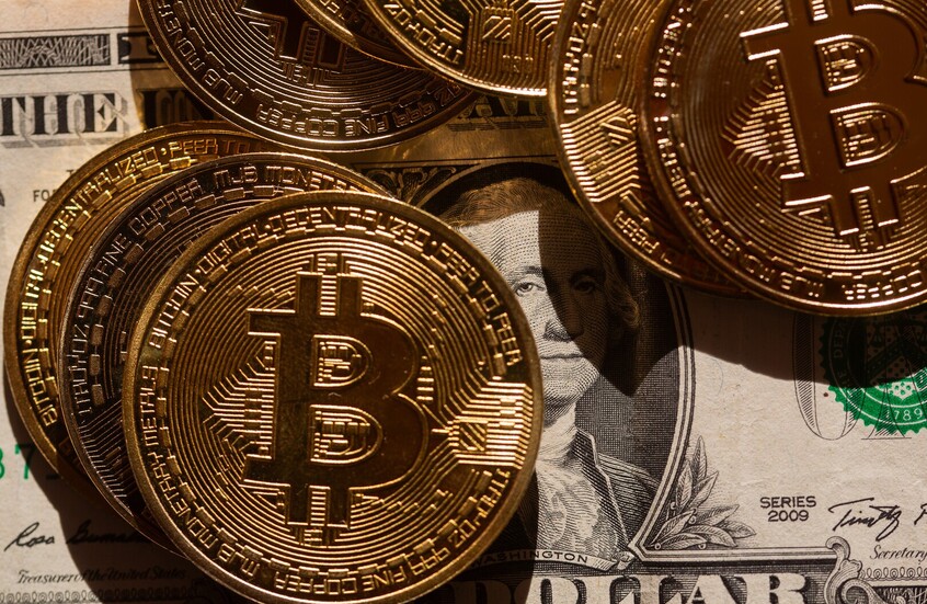 "البيتكوين" يصعد مع تراجع الدولار
