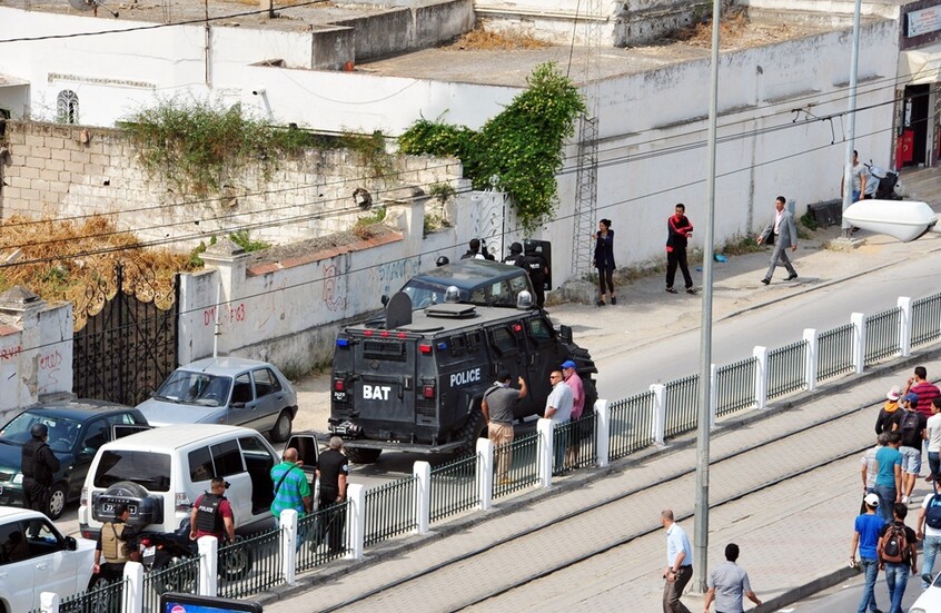 تونس.. الشرطة تتحفظ على المحامي المعارض البارز أحمد صواب