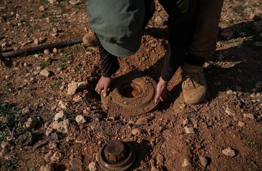 الدفاع السورية: مقتل 12 عنصرا من العاملين في إزالة الألغام خلال الأشهر الماضية