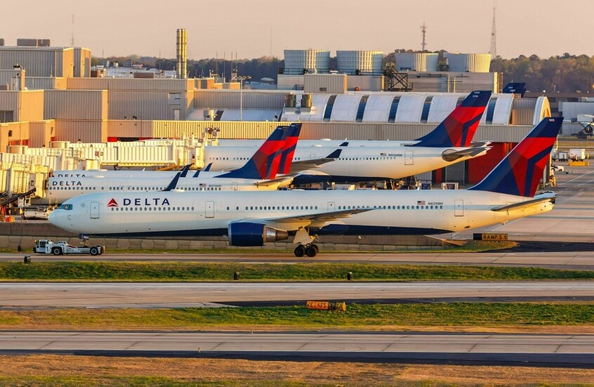 "رعب على المدرج".. اشتعال النيران في طائرة تابعة لشركة "دلتا إيرلاينز" بمطار أمريكي  (صور + فيديو)