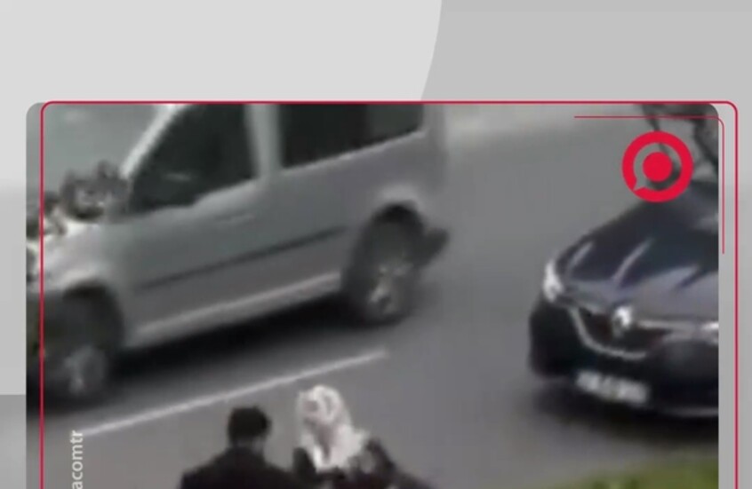 كاميرات توثق لحظة اعتداء صادم من شاب على والده وسط الشارع في تركيا!