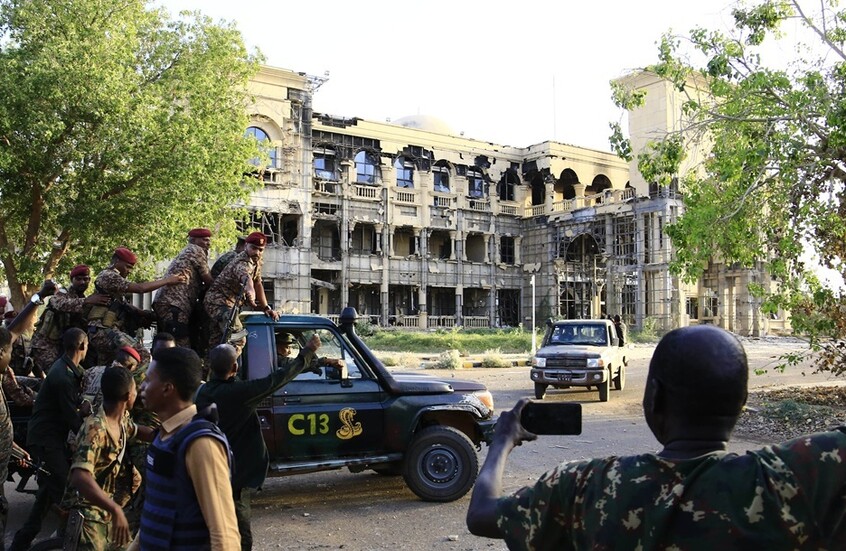 "كمين المندرابة".. الجيش السوداني يلقي القبض على قائد بقوات الدعم السريع وضباطه وجميع قواته (فيديو)