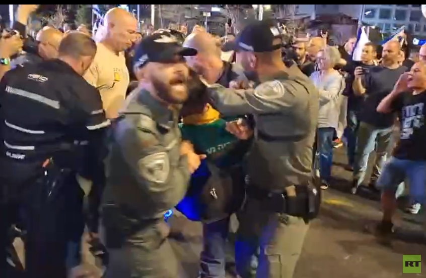 تل أبيب.. الشرطة تتدخل بعنف ضد متظاهرين مناهضين لنتنياهو وتعتقل عددا منهم