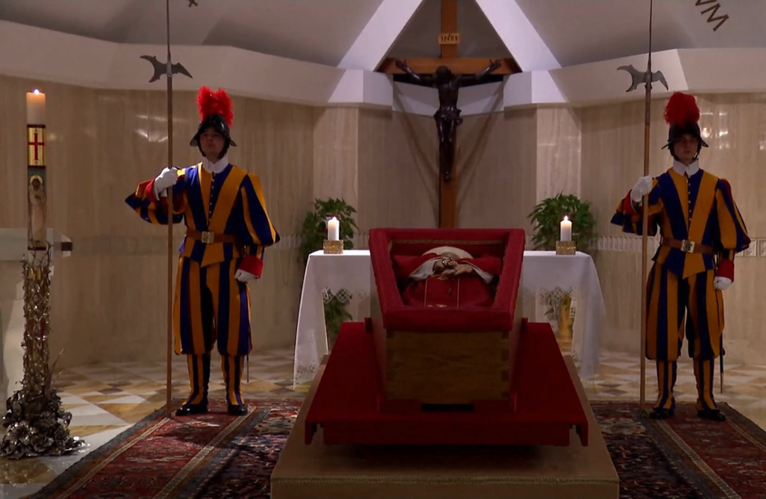 طقوس تأكيد وفاة البابا فرنسيس في كنيسة مقر إقامته