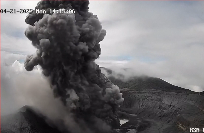 الأقوى في تاريخه" .. بركان بواس في كوستاريكا يثور مطلقا عمودا هائلا من الرماد