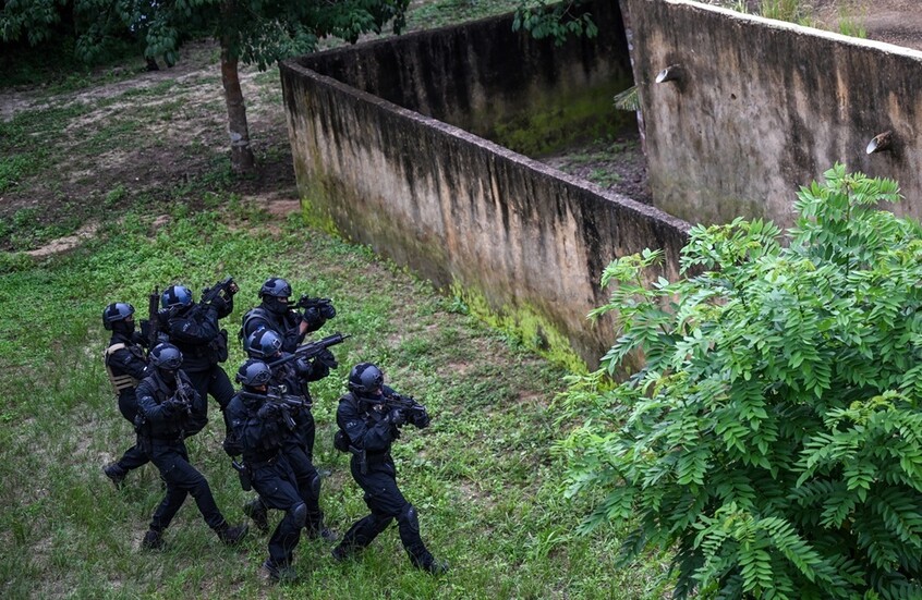 كوت ديفوار.. الشرطة تنقذ 33 شخصا من غرب إفريقيا من عملية احتيال لتهريب البشر