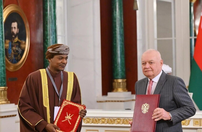 "روسيا سيغودنيا" ووزارة الإعلام العمانية توقعان مذكرة تفاهم في موسكو