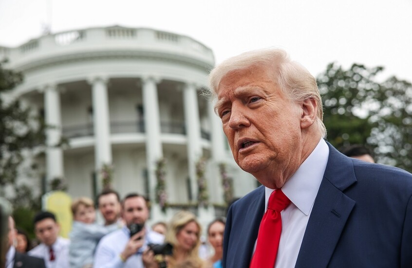 "سي إن إن" تنشر لأول مرة لوحة لترامب أهداها له بوتين في مارس الماضي