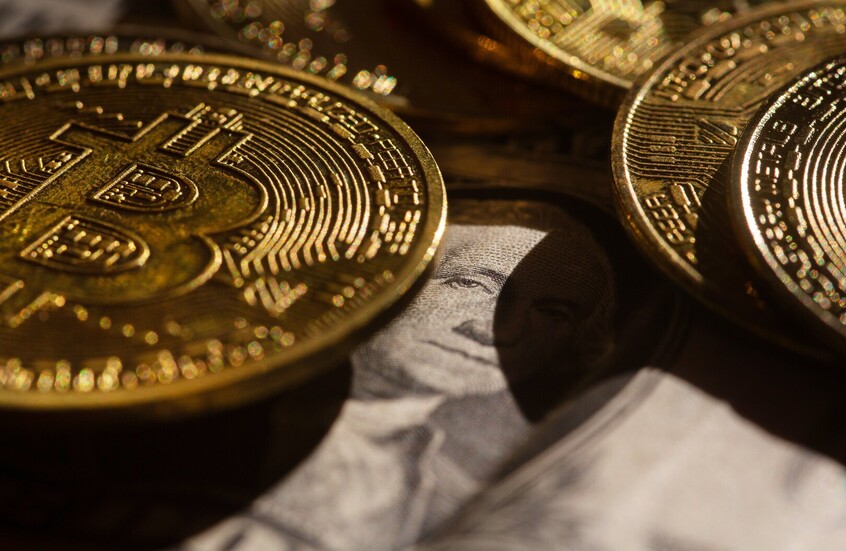 تداول "البيتكوين" فوق 94 ألف دولار