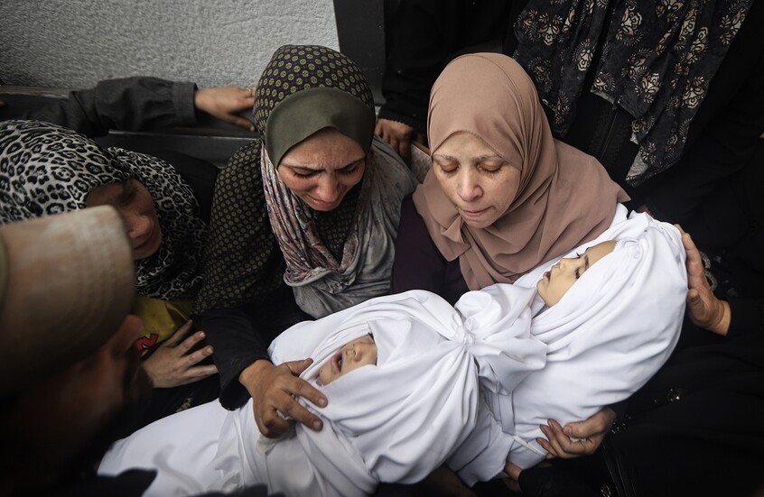 ولدتا وقتلتا معا.. توأم تلقيان حتفهما بنيران اسرائيلية في غزة (فيديو)