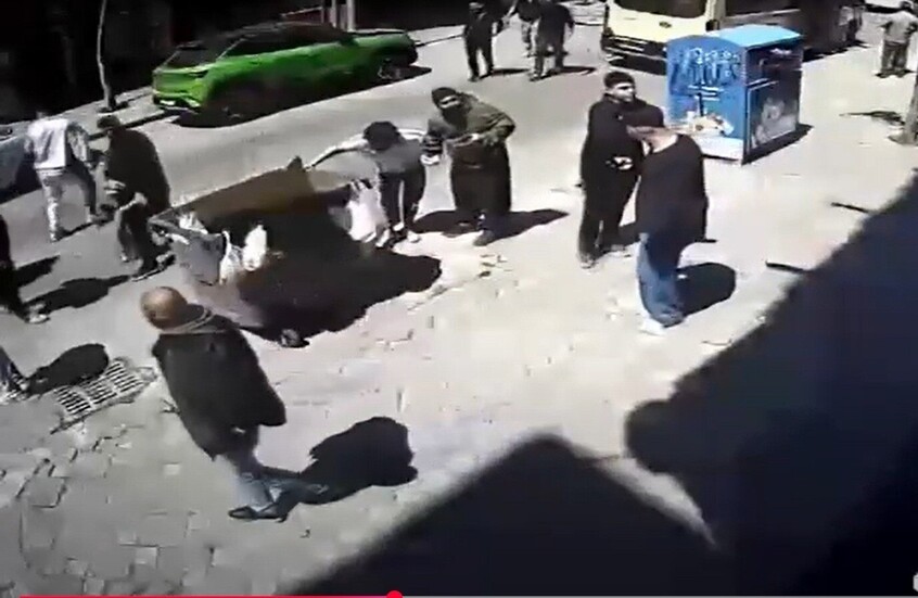 تركيا.. شاب يقفز من الطابق الثالث بعد أن انتابته حالة من الهلع جراء الزلزال الذي ضرب إسطنبول (فيديو)