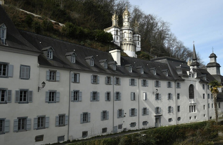 ابنة رئيس وزراء فرنسا تفشي سرا أخفته 40 عاما عن والديها