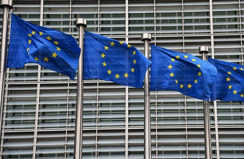 "بوليتيكو": الاتحاد الأوروبي يدرس خفض مشترياته من الأسلحة الأمريكية وفرض قيود اقتصادية صارمة