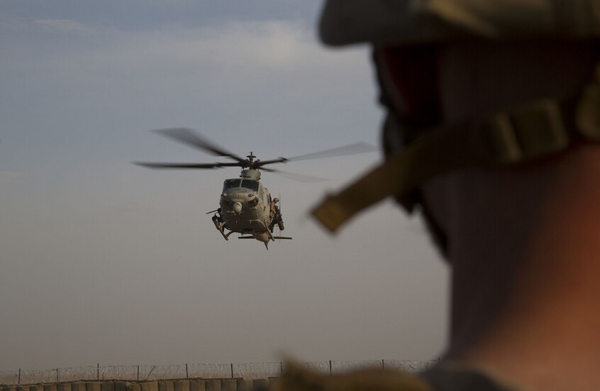 مئات الشاحنات والآليات العسكرية الأمريكية تغادر قواعدها من سوريا باتجاه العراق (فيديو)