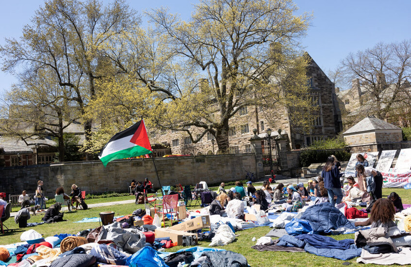 متظاهرون في جامعة "ييل" الأمريكية يرشقون بن غفير بعبوات المياه (فيديو)