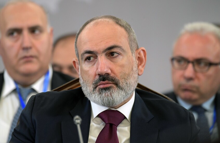 باشينيان يدين حرق أعلام تركيا وأذربيجان في يريفان