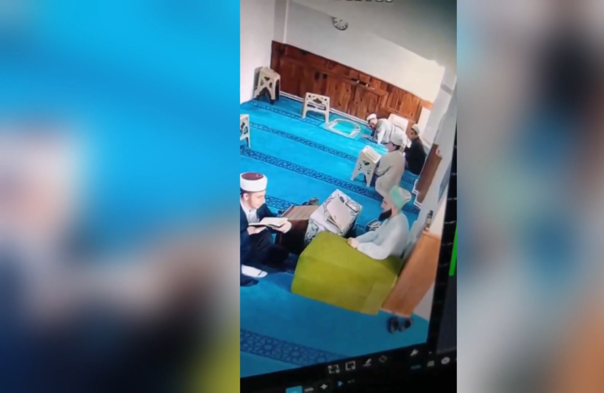 شاهد رد فعل إمام مسجد وطلابه أثناء زلزال إسطنبول