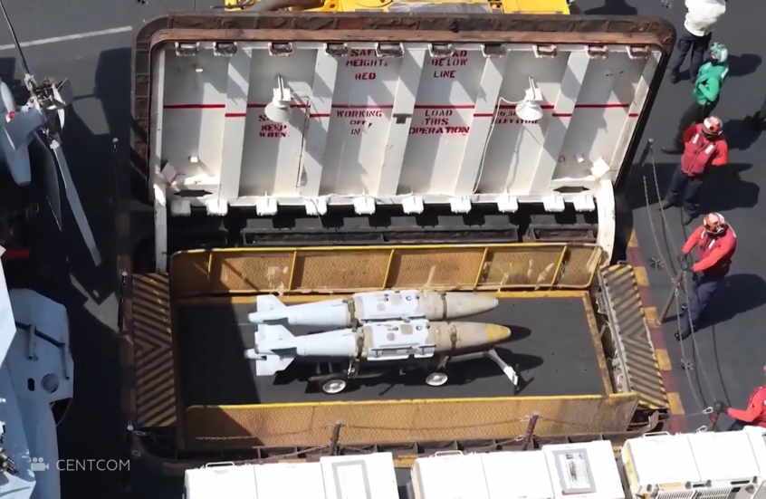 مقاتلات أمريكية تقلع من حاملة الطائرات لقصف اليمن