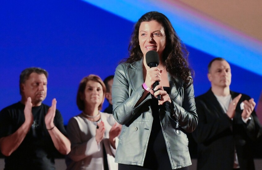 سيمونيان تغالب دمعها وتقدم فيلم زوجها المخرج كيوسايان (فيديو)