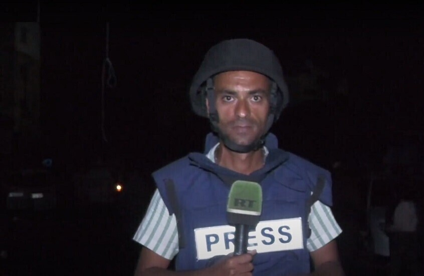 نجاة مراسل RT من غارة إسرائيلية استهدفت شقة في بناية سكنية بمدينة غزة (فيديوهات)